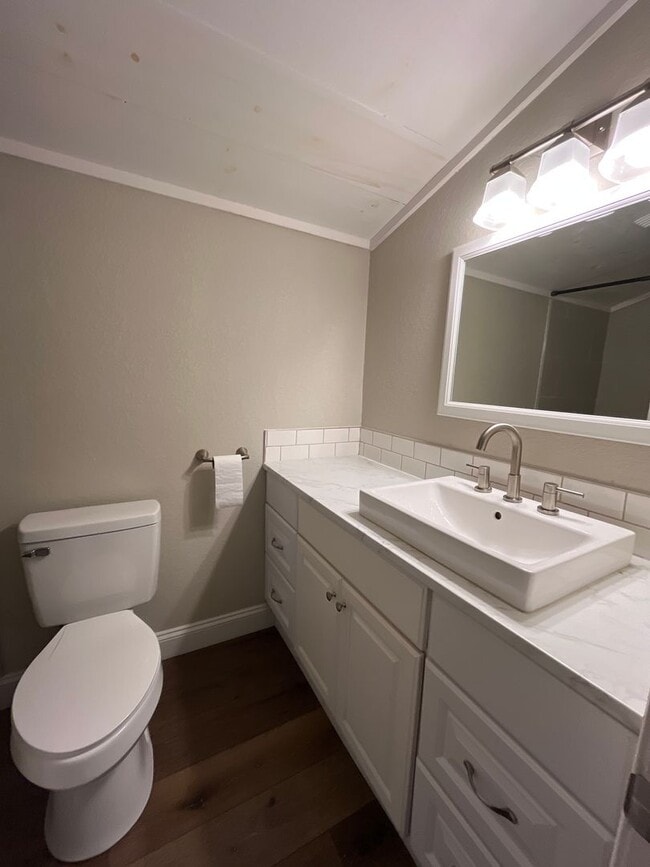 Building Photo - Charming, Spacious 3 bedroom 2 bath