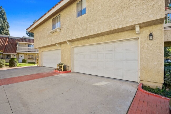 Building Photo - Available now! 2 bedroom/2 bath condo located in the Tanglewood Villas of Pomona!