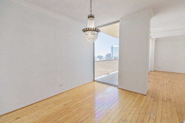 Building Photo - 207 W Clarendon Ave