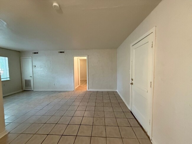 Building Photo - Historic Plaza District Apartment | Walkable Location & Classic Character