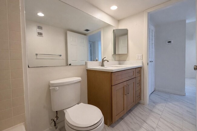 Building Photo - 3826 Whitehall Dr