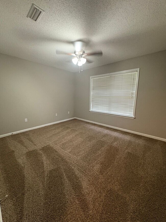 Building Photo - Hampton Place!