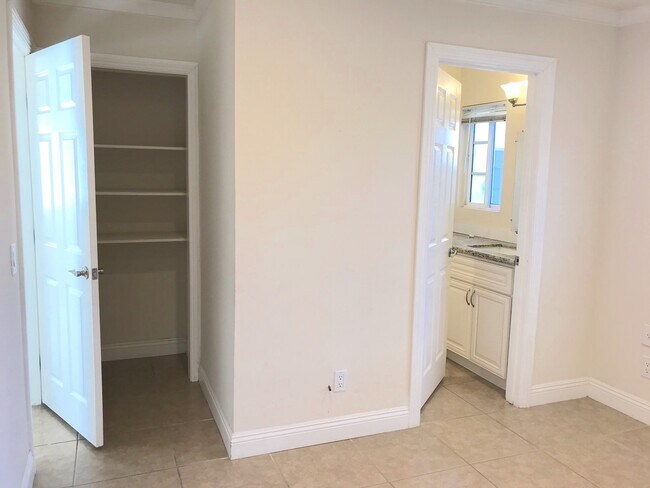 Building Photo - Ground Level Home La Jolla Village! Washer, Dryer, Parking, Upgraded Appliances! Walk to beaches!