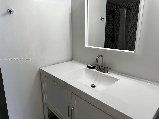 Building Photo - 2821 N Miami Beach Blvd