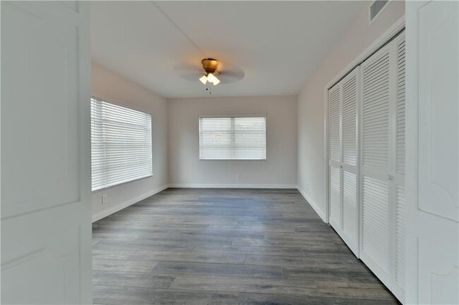 Building Photo - 2751 N Palm Aire Dr