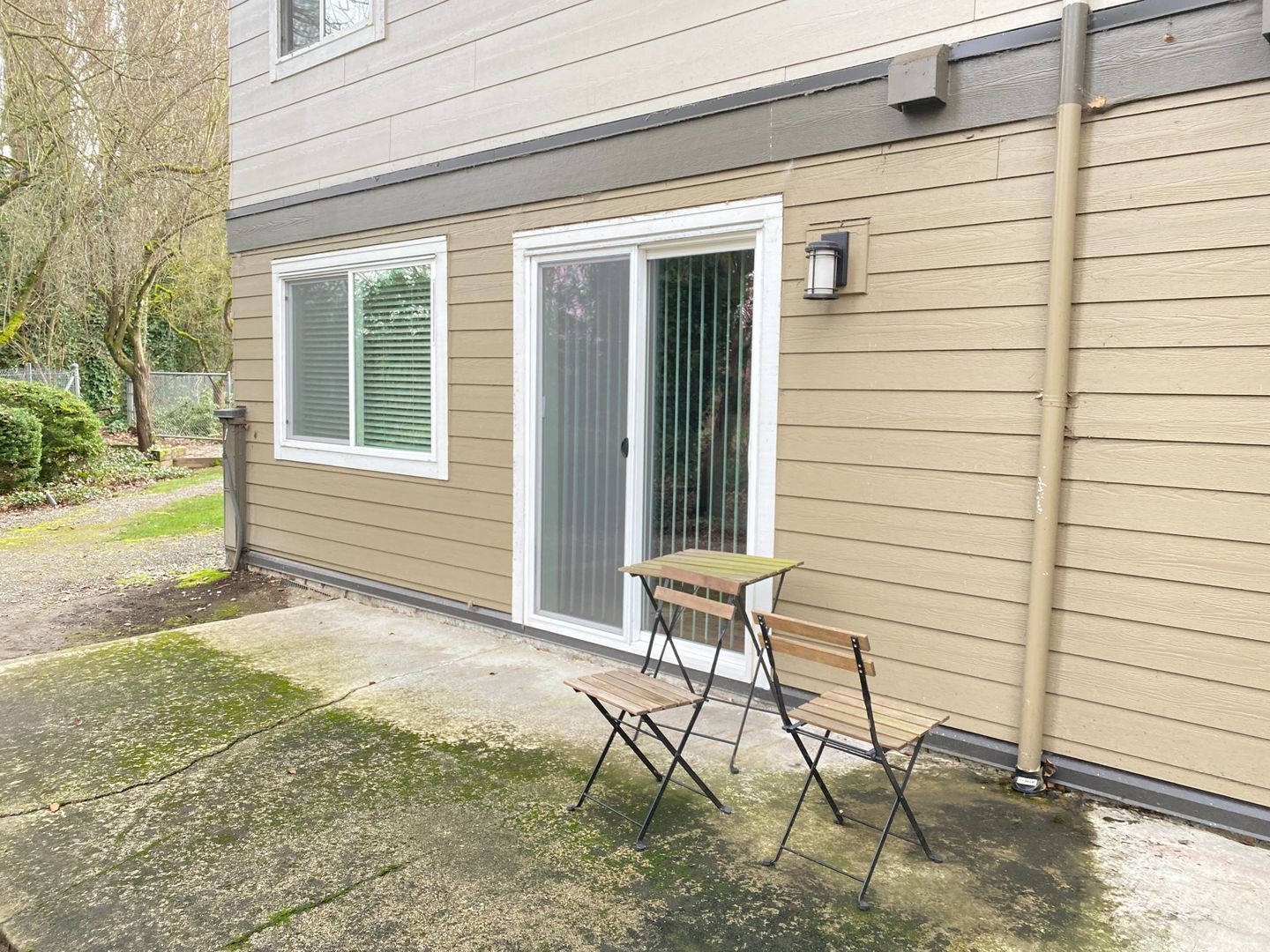 Building Photo - Fantastic location for this spacious 2 lev...