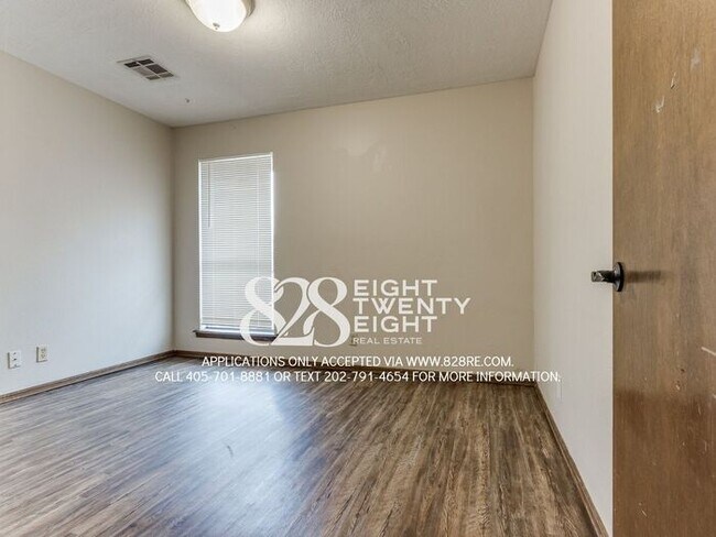 Building Photo - West Norman 2 Bed/1 Bath Duplex WITH Fenced Backyard! AVAILABLE NOW!
