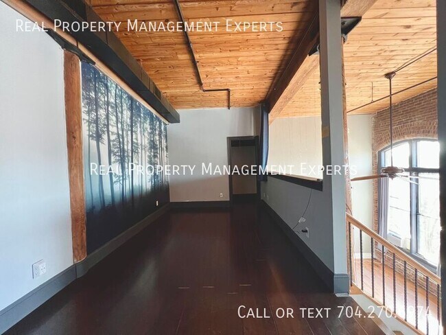 Building Photo - 201 S Hoskins Rd