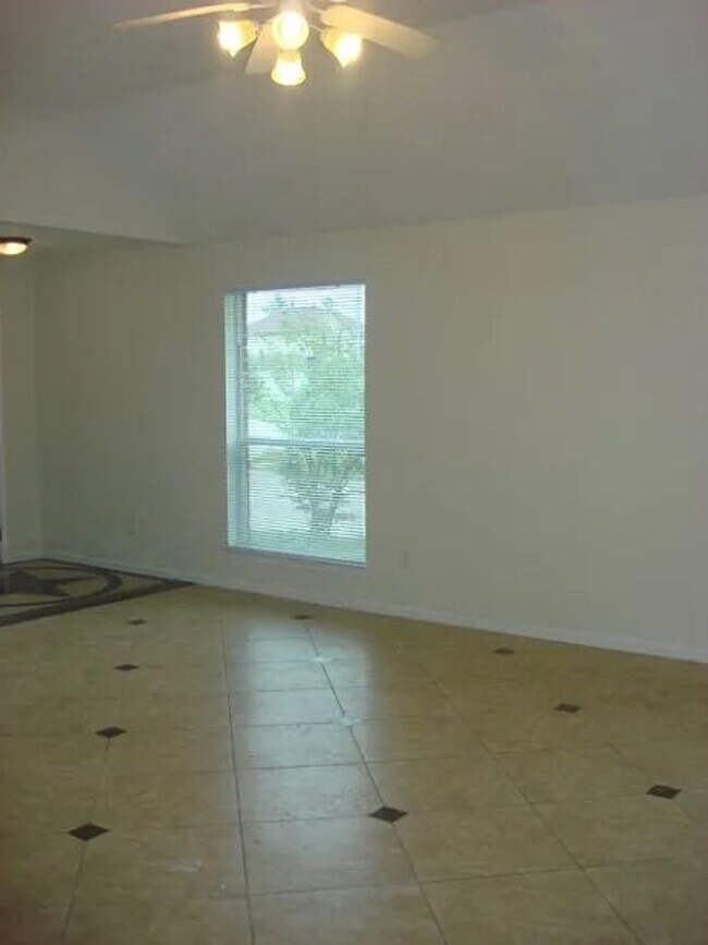 Building Photo - MOVE IN SPECIAL - 1/2 OFF FIRST MONTHS RENT!