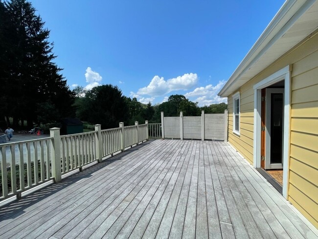 Building Photo - Spacious 3 Bedroom Single Family Home with...