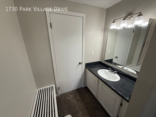 Building Photo - 1730 Park Village Dr