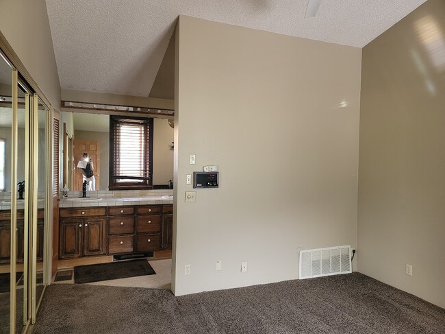Building Photo - 1040 Budge Dr