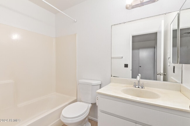 Building Photo - 511 W Blackhawk Dr