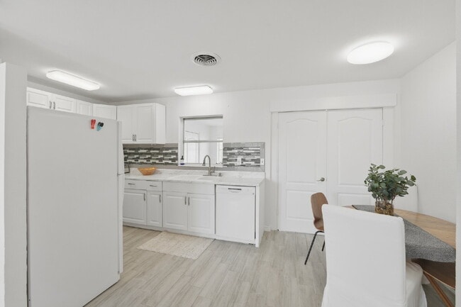 Building Photo - "Charming 2-Bed Furnished Duplex - Your Cozy Retreat Awaits!"