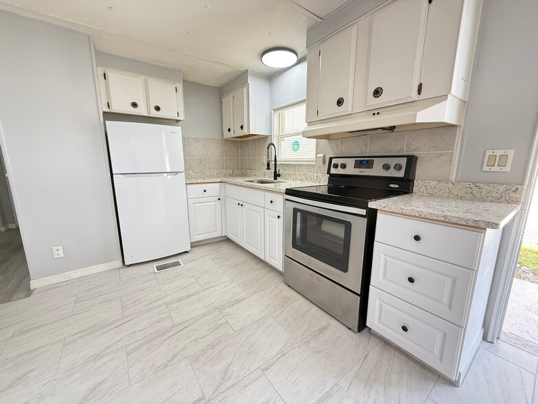 Building Photo - 256 Queen Mary Loop