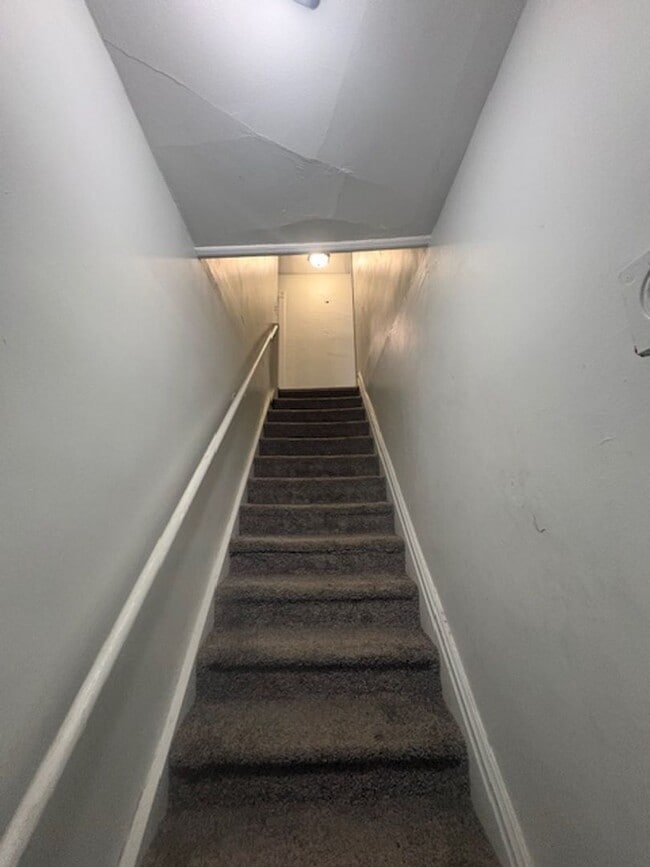 Building Photo - 723 W Armstrong Ave