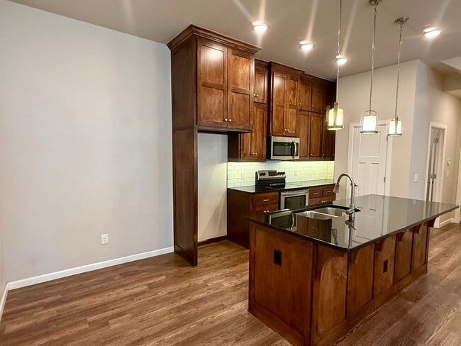 Building Photo - Large 3 Bed, 2 Bath in Beautifully Well-Maintained Neighborhood