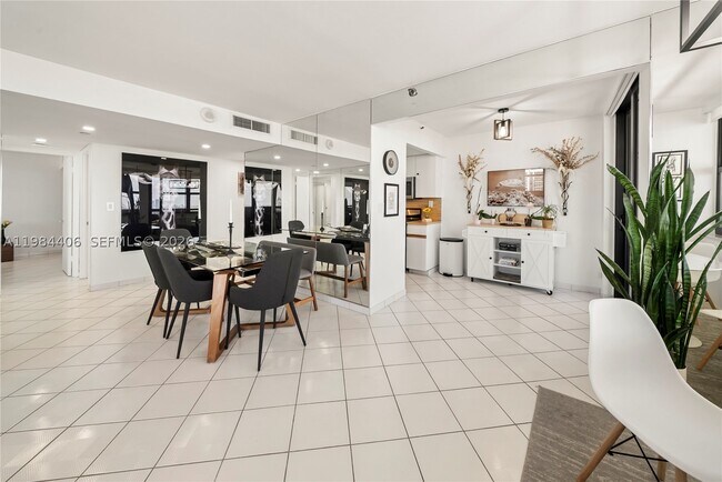 Building Photo - 2555 Collins Ave