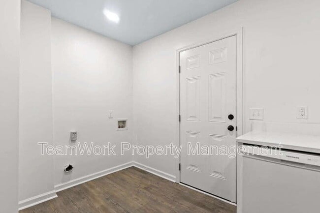 Building Photo - 3120 Matipan Ave