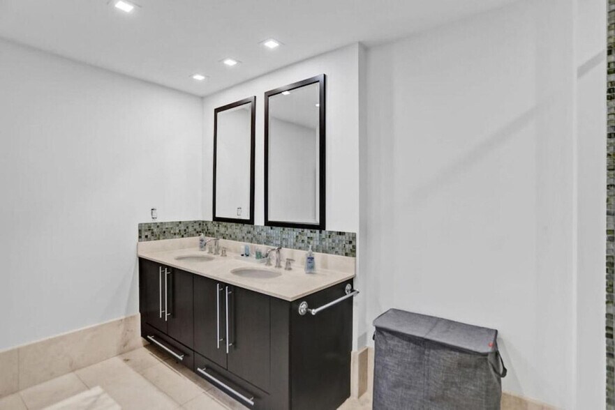 Building Photo - 4001 S Ocean Dr