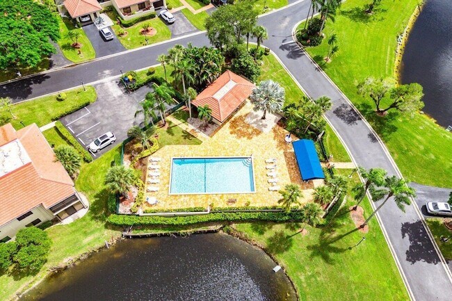 Building Photo - 8566 Casa Del Lago
