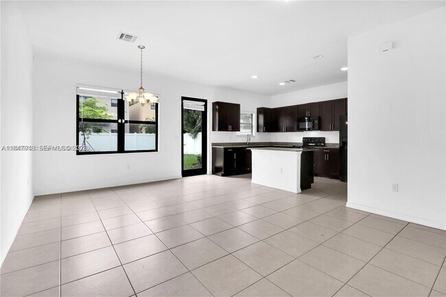 Building Photo - 673 NE 191st St