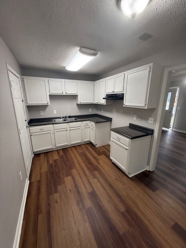 Building Photo - 4 Success is now offering this spacious 3 bedroom home 1.5 bathroom home in a very quiet neighbor...