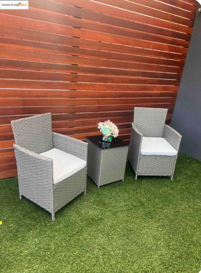 Building Photo - 640 Myrtle Ave