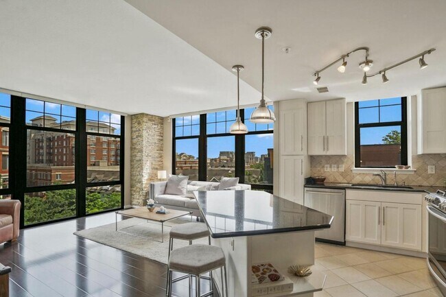 Building Photo - 1021 N Garfield St