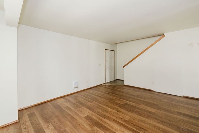 Building Photo - Desireable End Unit, Bremerton Triplex - A...