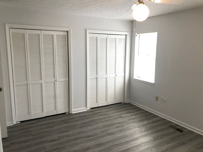 Building Photo - 2 bed/2.5 bath Unit in Sleepy Hollow!