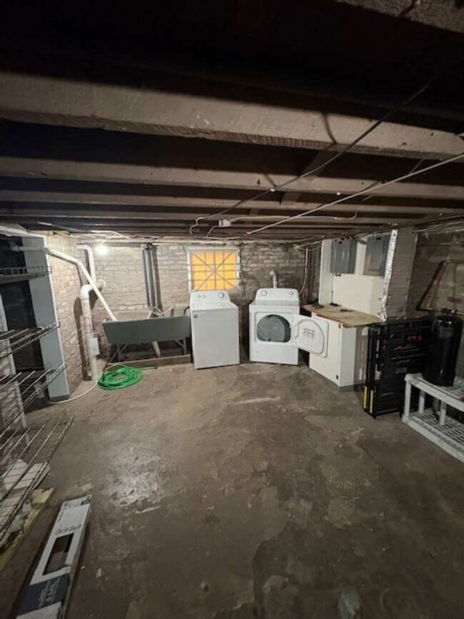 Building Photo - 901 NE Glen Oak Ave