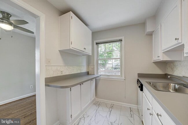Building Photo - 5813 Fifer Dr