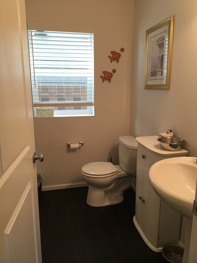 Building Photo - Large 4 bedroom home