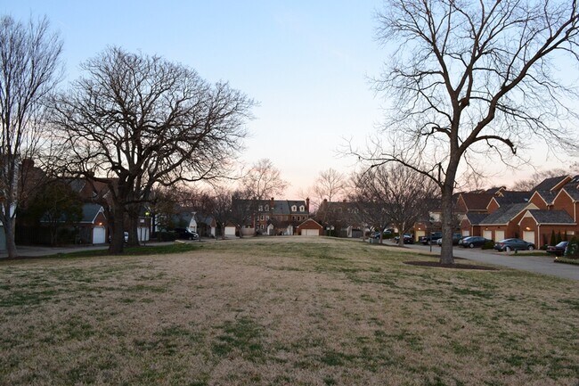 Building Photo - 1305 Llewellyn Ave
