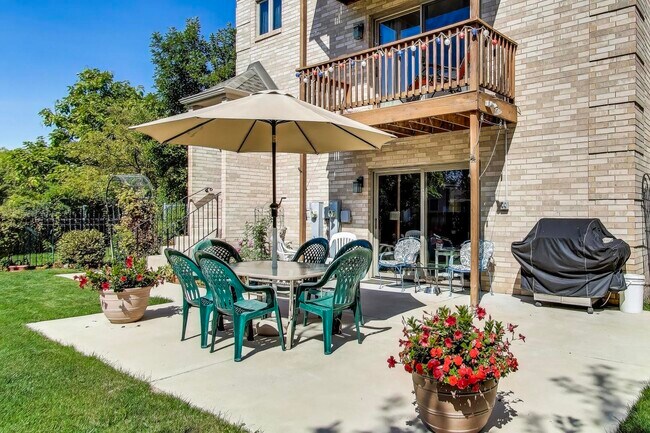 Building Photo - 1209 E Davis St