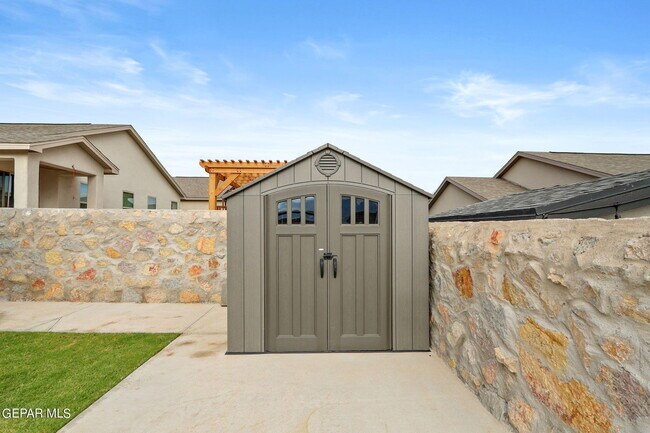 Building Photo - 840 Via Glorieta