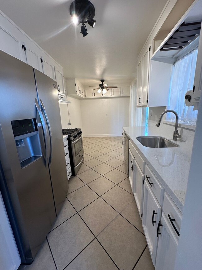 Building Photo - Charming & Cheery 3-Bedroom 2bathroom home...