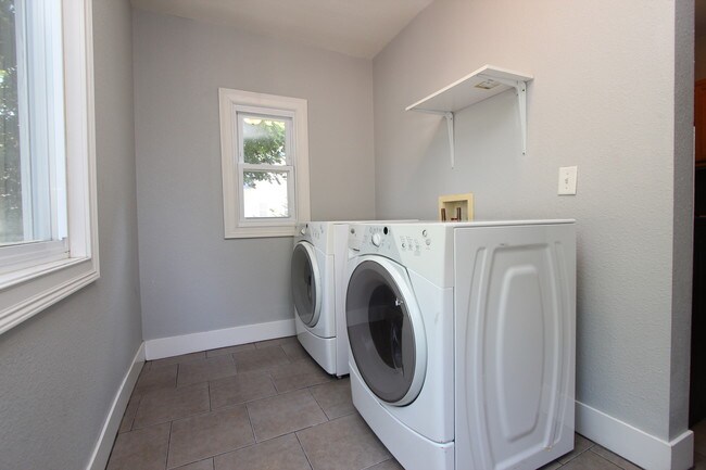 Building Photo - 110 Valley Ave NW