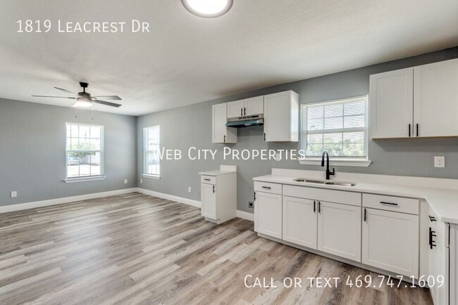 Building Photo - 1819 Lea Crest Dr