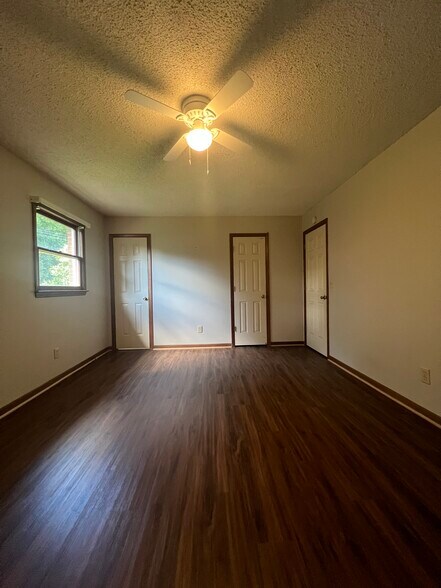 Building Photo - 2420 Wellington Dr