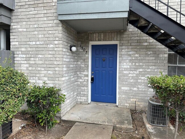 Building Photo - 9700 Leawood Blvd
