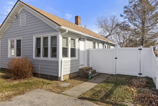 Building Photo - WINTER RENTAL Fully Furnished 2 Bedroom Co...