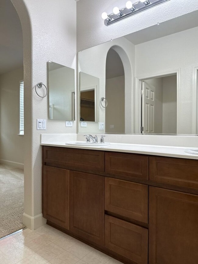 Building Photo - Pleasing 5/2 near college and UC