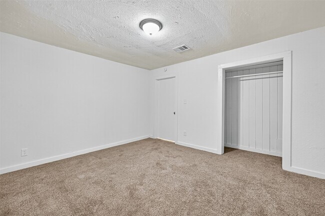 Building Photo - 16643 Lake Cir