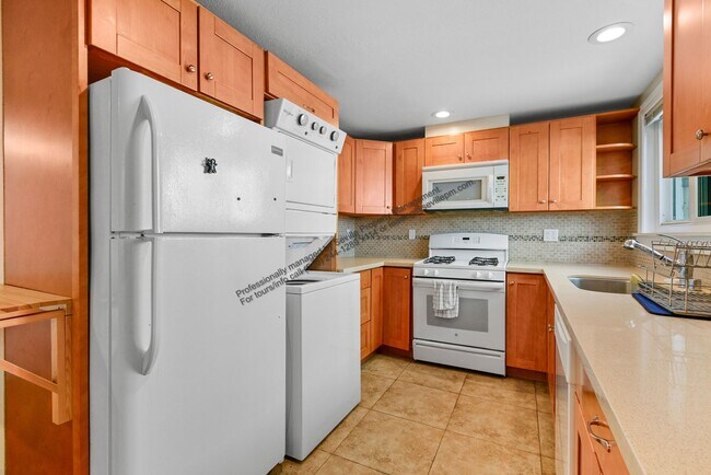 Building Photo - 3BD/1BA First-Floor Unit in West Oakland Duplex – All Utilities Included | $2,999/mo