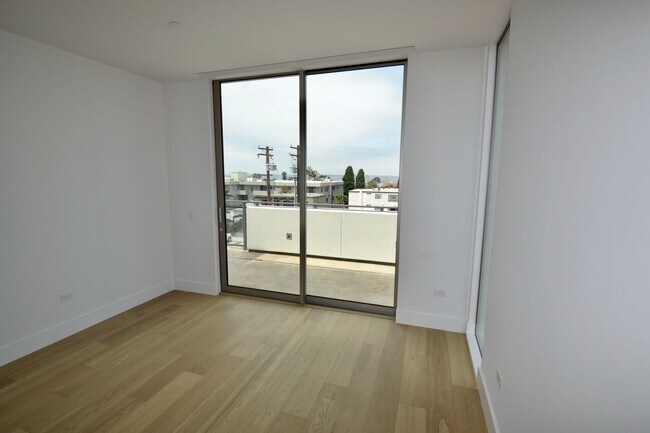 Building Photo - LUXURY 3 BEDROOM CONDO in the Unique Urban Enclave  of Palentine. Walk to Balboa Park! Parking wi...