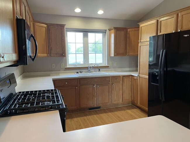 Building Photo - 1066 School St