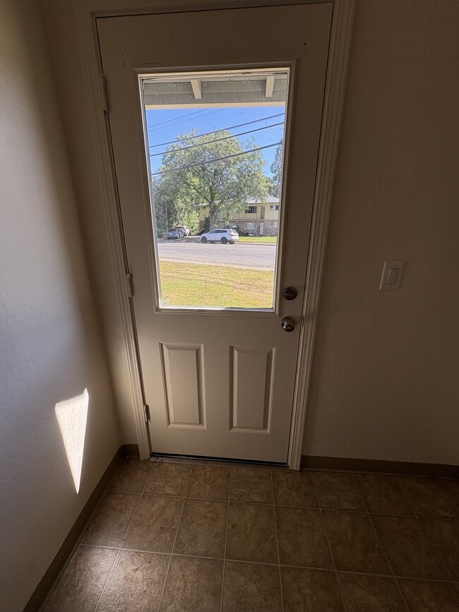 Building Photo - 401 Ainsley Ave