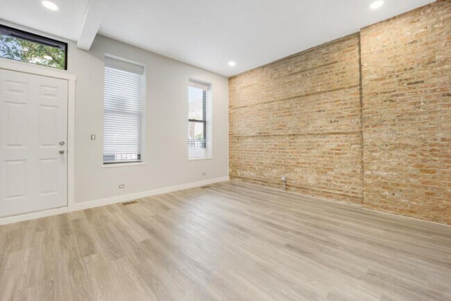 Building Photo - 1325 W 18th Pl